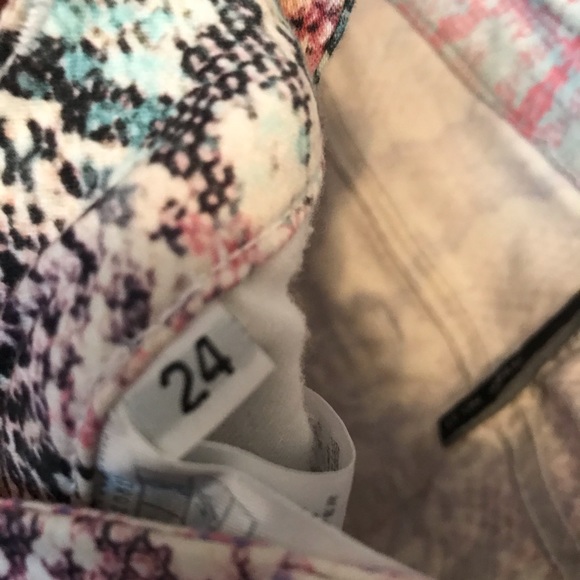 Sexy fit Marciano stretchy jeans. - Picture 3 of 4